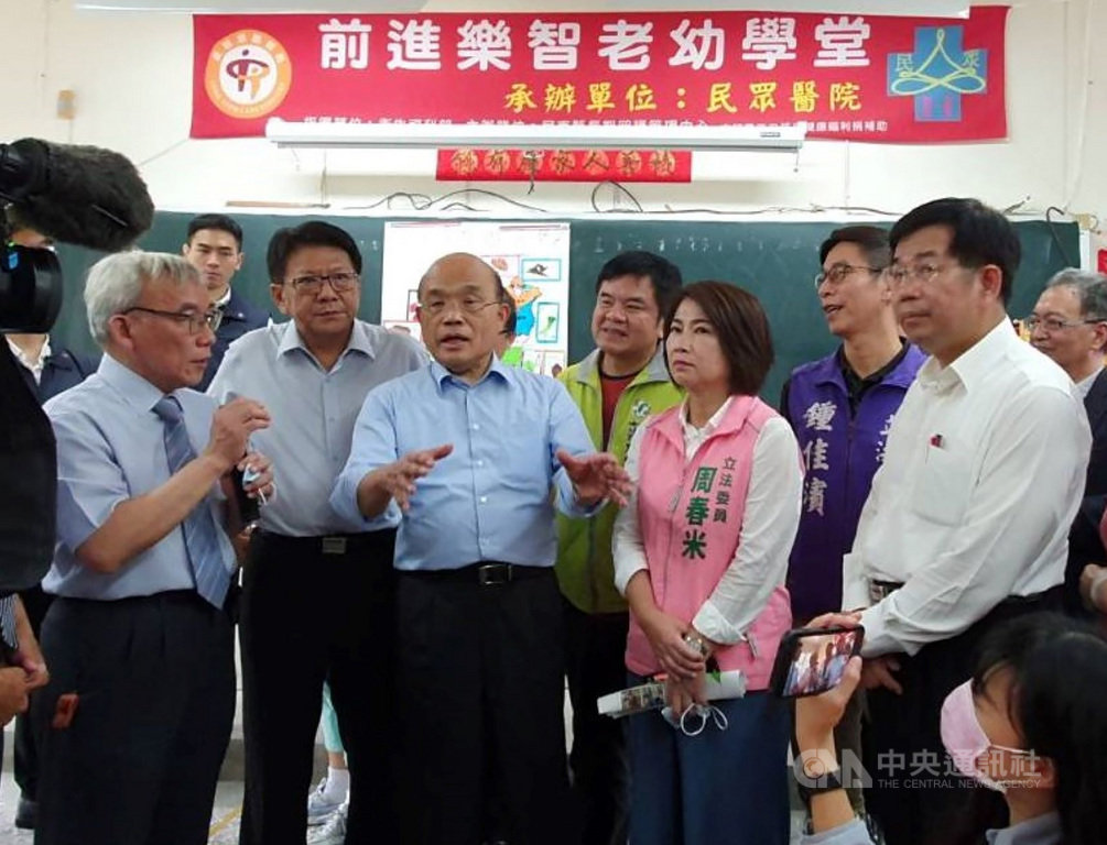 行政院長蘇貞昌(前左3)21日到屏東市前進國小參訪「前進樂智老幼學堂」,對民眾醫院與前進國小合作的失智症長輩與學童共學模式相當讚許,更現場指示教育部長潘文忠(前右)等相關單位將此模式推廣到全台。前左2為屏東縣長潘孟安。中央社記者郭芷瑄攝 109年11月21日