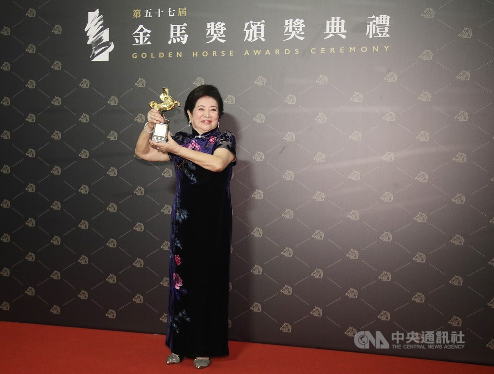 第57屆金馬獎頒獎典禮21日晚間在台北舉行,最佳女配角由電影「親愛的房客」的陳淑芳獲得,她在後台開心舉著獎座留影。中央社記者張新偉攝 109年11月21日