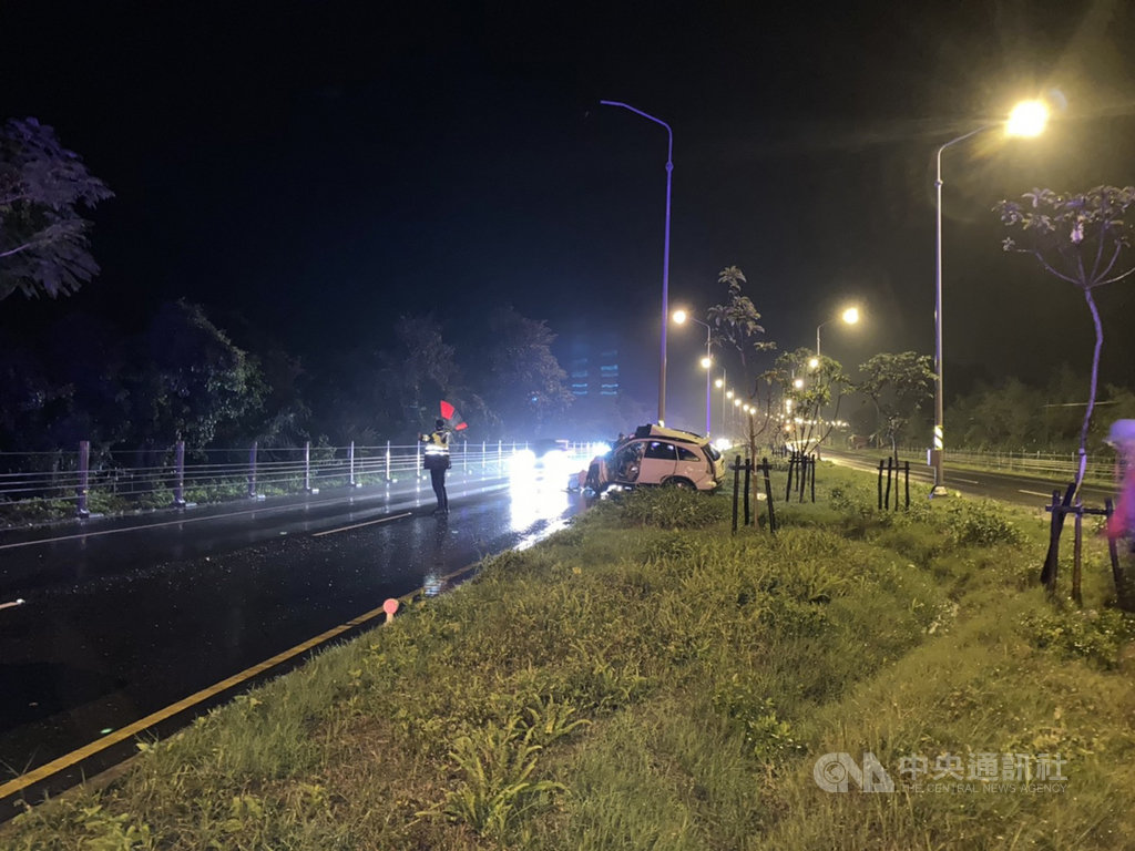 台東縣38歲鄭姓現役軍人20日晚間開車南下行經台9線花蓮縣瑞穗路段,不明原因自撞電線桿,造成副駕駛座女友傷重不治,鄭姓男子全身多處挫傷、無生命危險。(鳳林分局提供)中央社記者張祈傳真 109年11月21日