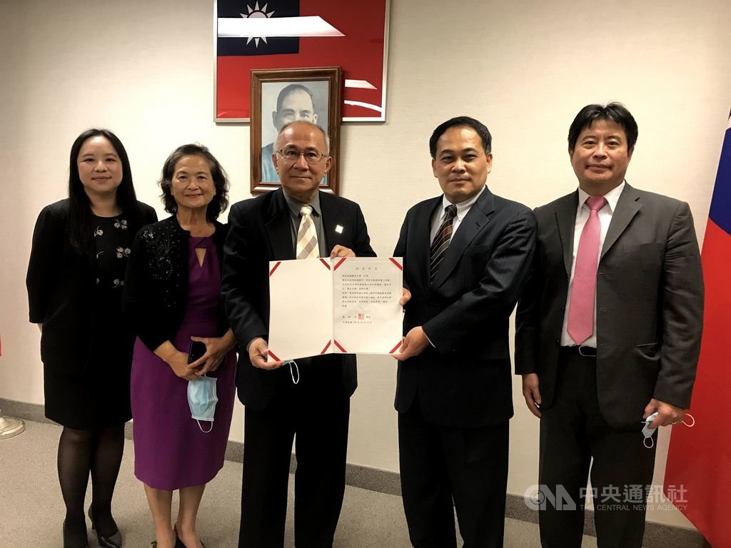 洛杉磯辦事處長黃敏境(右2)18日頒發行政院政務顧問聘書給醫師林榮松(中),表揚他長年貢獻僑界、參與國際義診、支持台灣參與世界衛生組織。中央社記者林宏翰洛杉磯攝 109年11月21日