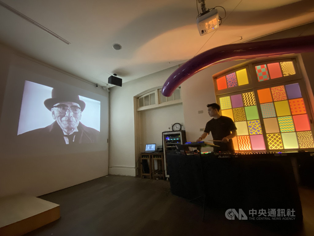 台北當代藝術館展覽「著眠間舛息—林海象的夢徑映像」,以被稱為異色導演的林海象為主軸,21日特別邀請音樂人張耀仁與林海象首部黑白默片作品「睡覺為了做夢」搭配,現場為電影即興製作配樂演出。中央社 109年11月21日