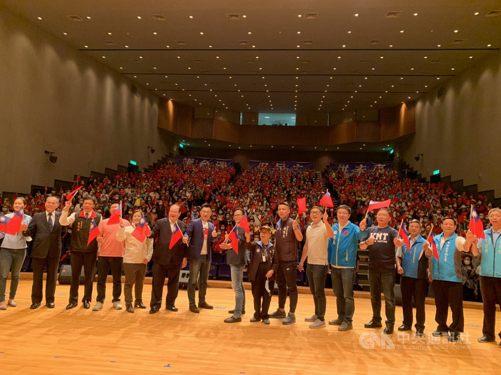 國民黨主席江啟臣(左7)等人21日上午到新北市三重區,出席國民黨新北市黨部慶祝建黨126週年黨慶表揚大會。中央社記者沈佩瑤攝 109年11月21日