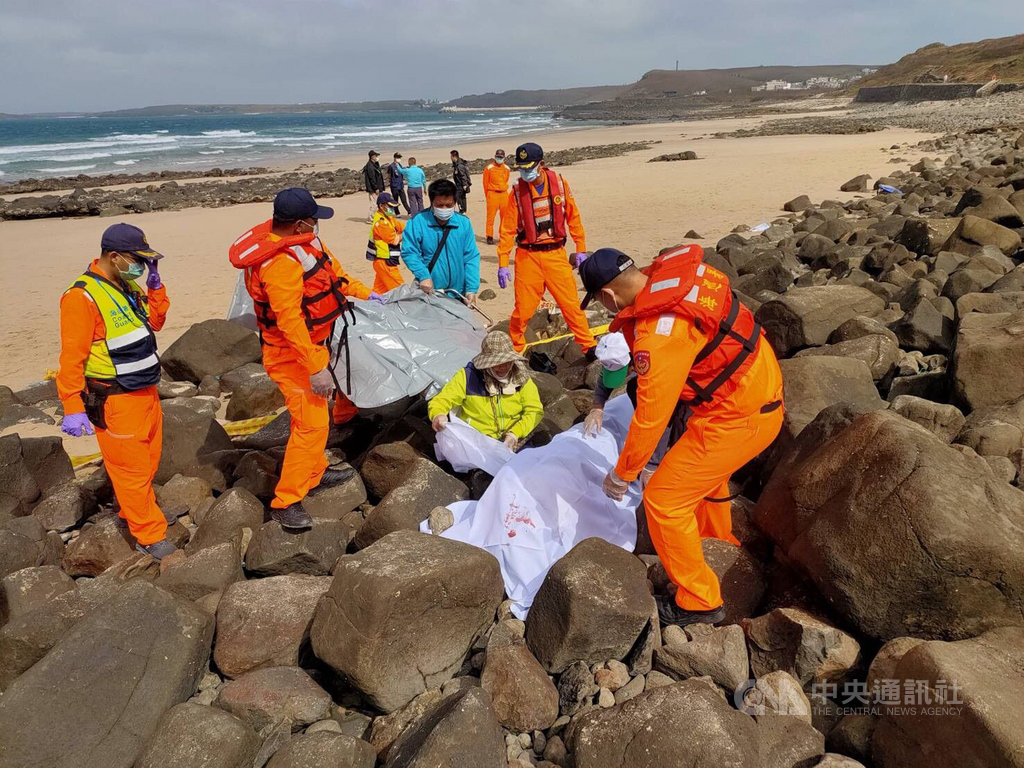 澎湖內垵遊憩區海灘21日發現一名男性浮屍,經指認是自台返澎不久的55歲才姓男子。(第七岸巡隊提供)中央社 109年11月21日
