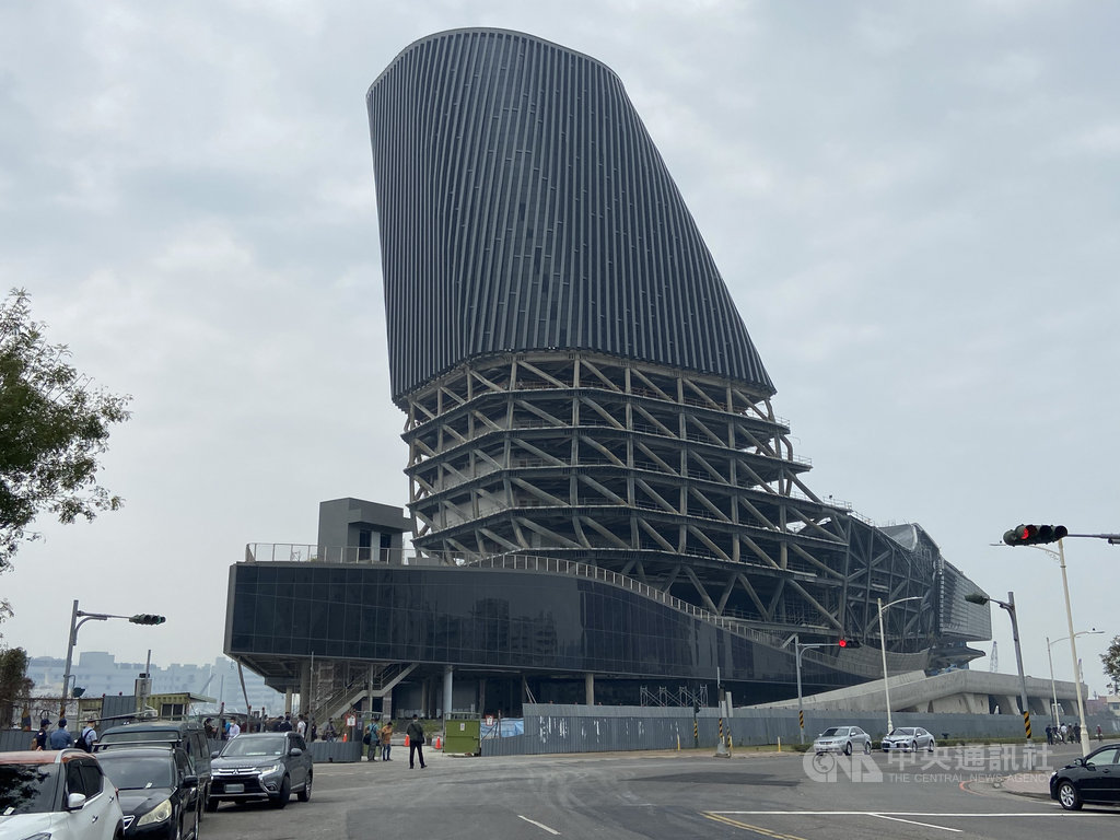 高雄港埠旅運中心共有15層樓,總樓地板面積8萬700平方公尺,原預計109年底完工,但工程比預期稍微延誤,預計110年底才能完工。中央社記者董俊志攝 109年11月21日