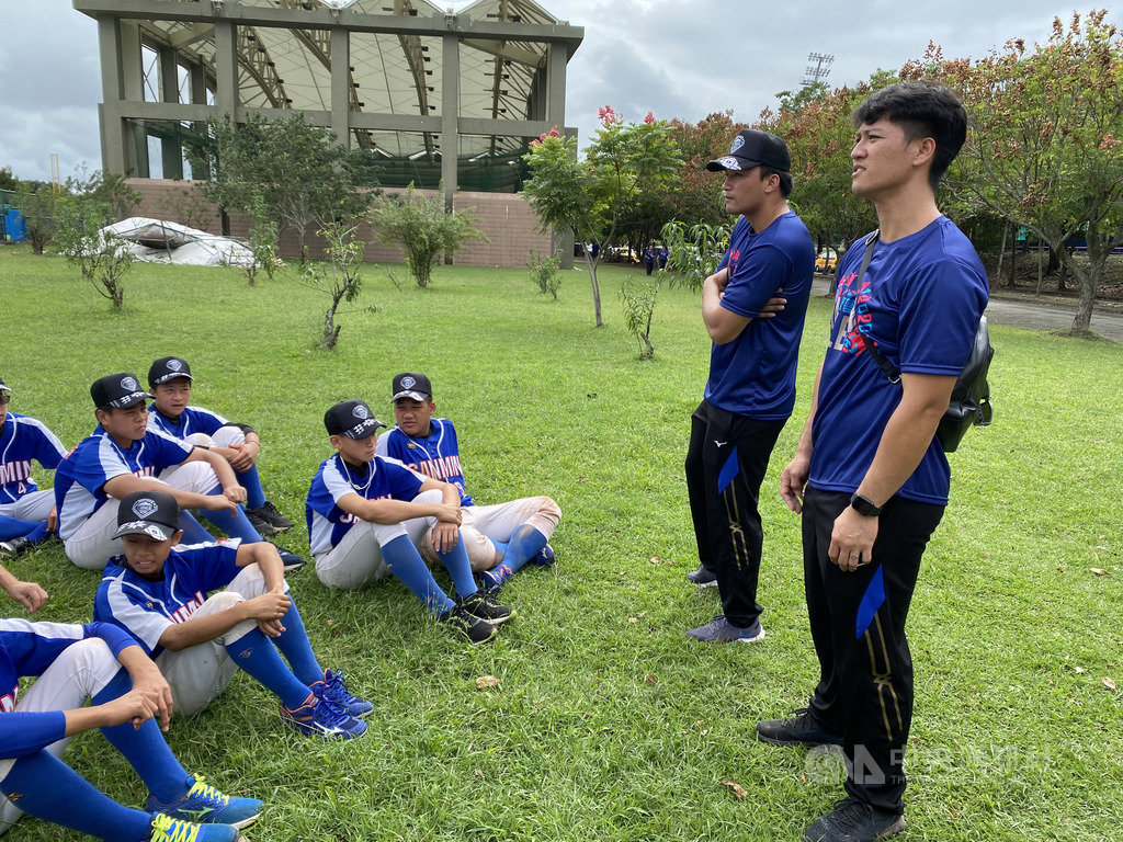 原棒協關懷盃棒球賽21日進行第3天賽事,中職統一獅隊蘇智傑(右1)、潘傑楷(右2)不但幫忙監場,賽後還在草地上給小朋友開「棒球教室」,指導小朋友棒球技巧。中央社記者楊啟芳攝 109年11月21日