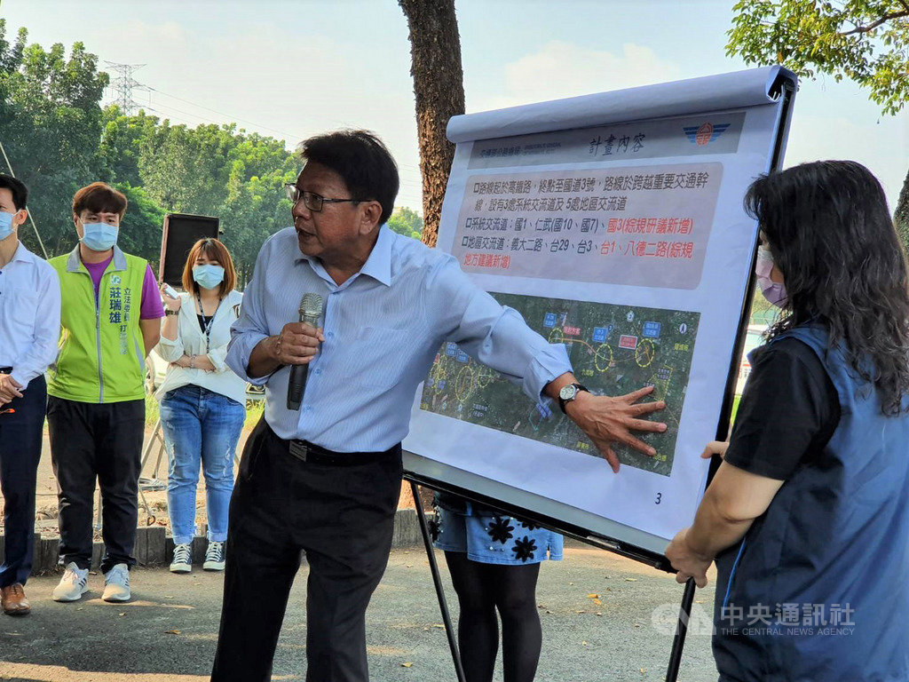 行政院長蘇貞昌21日到屏東視察「高雄-屏東間東西向第2條快速公路綜合規劃」進度,屏東縣長潘孟安(前右2)盼維持原路線。中央社記者郭芷瑄攝 109年11月21日