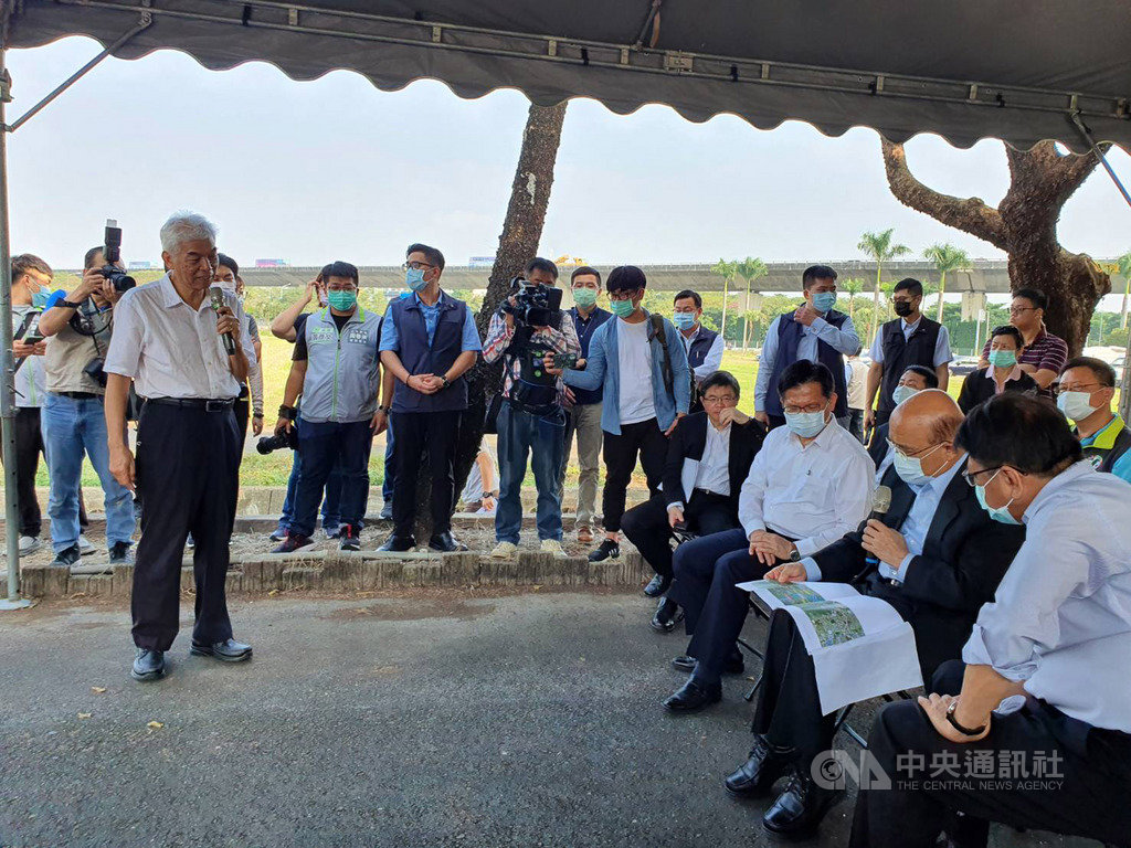 行政院長蘇貞昌(前右2)21日到屏東視察「高雄-屏東間東西向第2條快速公路綜合規劃」進度,與屏東縣長潘孟安(前右1)及交通部長林佳龍(前右3)研究路線。中央社記者郭芷瑄攝 109年11月21日
