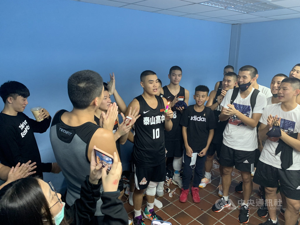 109學年度HBL高中籃球聯賽男子組預賽21日在台北體育館進行第3天賽事,泰山高中「泰國郎」楊財海(10號球衣)恰逢18歲生日,他拿下並列全隊最高的16分,率隊95比47輕取苗栗高中,順利晉級12強,賽後全隊在休息室裡幫他慶生。中央社記者龍柏安攝 109年11月21日