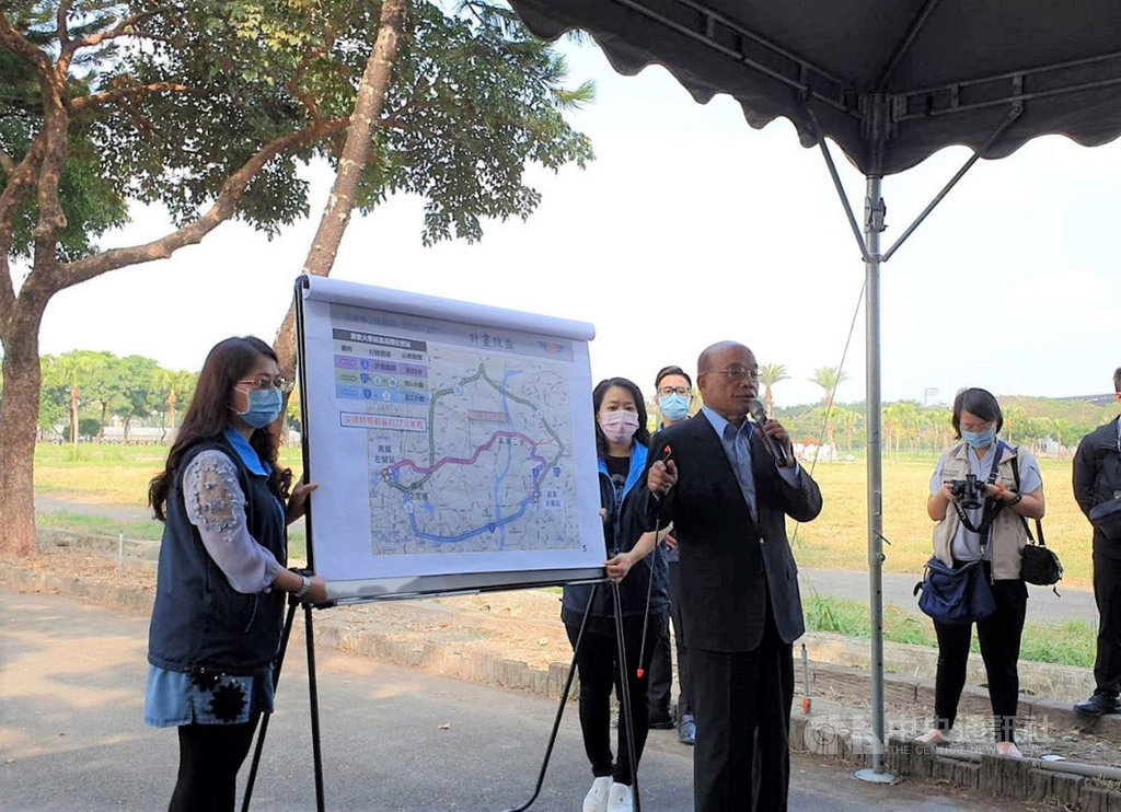 行政院長蘇貞昌(前左2)21日到屏東視察「高雄-屏東間東西向第2條快速公路綜合規劃」進度,對於路線北移,蘇貞昌要求交通部再評估路線,並縮短作業期程。中央社記者郭芷瑄攝 109年11月21日