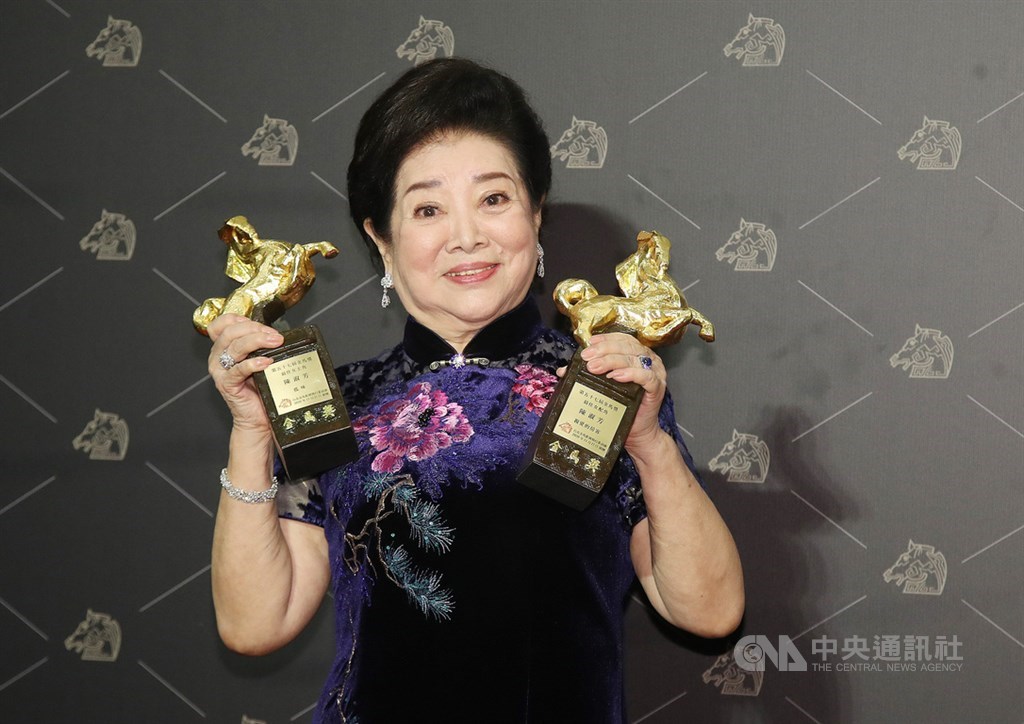81歲資深演員陳淑芳奪金馬獎最佳女主角及最佳女配角獎,基隆市警局資訊科長簡達人是陳淑芳表弟,他在臉書形容陳淑芳是「九份之光」,早年家境時有困頓,陳淑芳還曾送錢接濟。(中央社檔案照片)