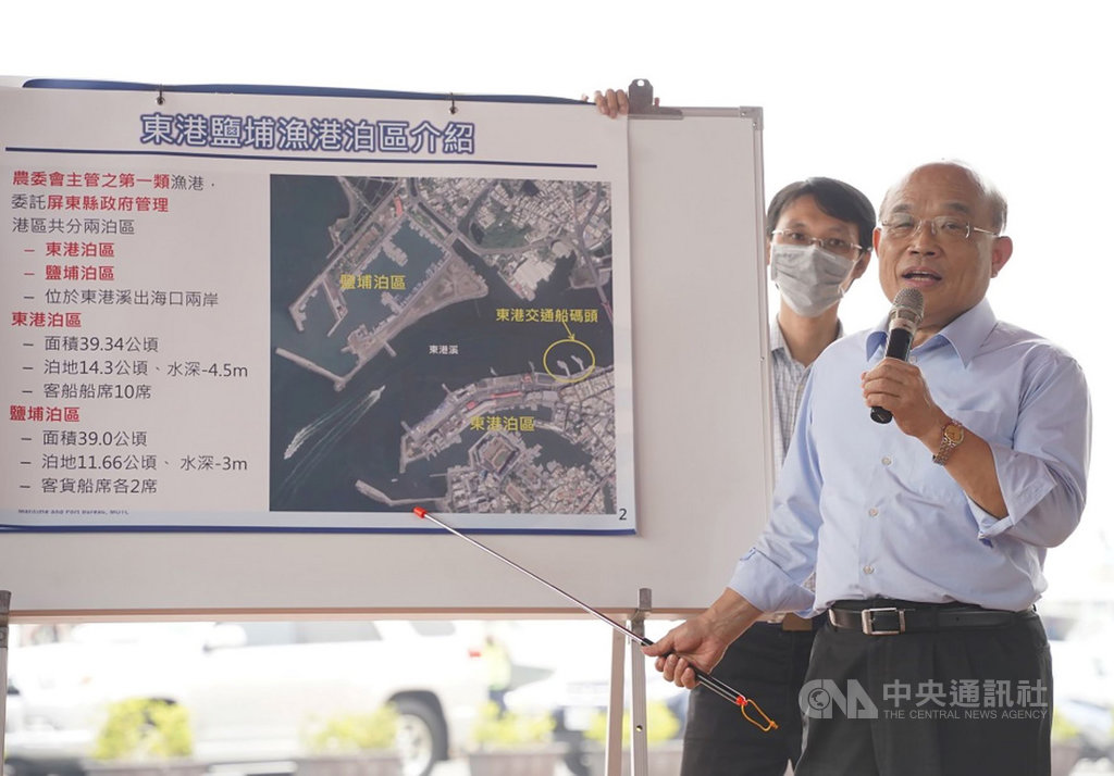 行政院長蘇貞昌(右)21日到屏東聽取「鹽埔漁港客貨運專區建設計畫」簡報,縣長潘孟安並當場爭取漁港公共建設經費,蘇貞昌說,已連續核定深水碼頭和客貨運專區計畫,相關漁業設施建設待地方需求達共識後,中央會一步到位、大力支持。(屏東縣政府提供)中央社記者郭芷瑄傳真 109年11月21日