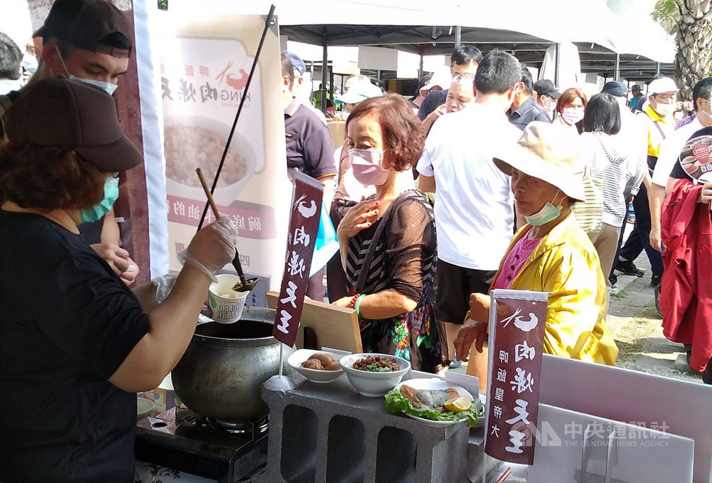 台南肉燥飯節爭霸賽21日在民治市政中心廣場登場,現場提供的6000碗肉燥飯,半小時就被搶吃一空。中央社記者張榮祥台南攝 109年11月21日