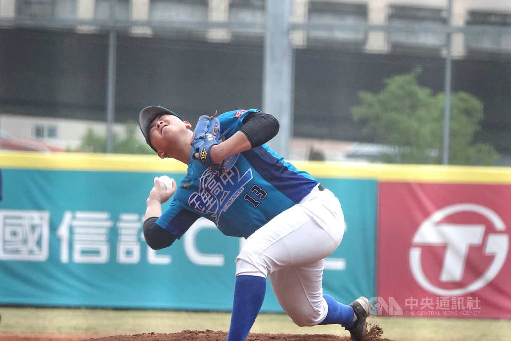 2020年黑豹旗全國高中棒球大賽16強開打,玉里高中21日在三重棒球場與新光高中交手,玉里下勾投手楊國華4局好投,率隊以13比0、7局擊敗新光高中、重返8強。中央社記者謝靜雯攝 109年11月21日