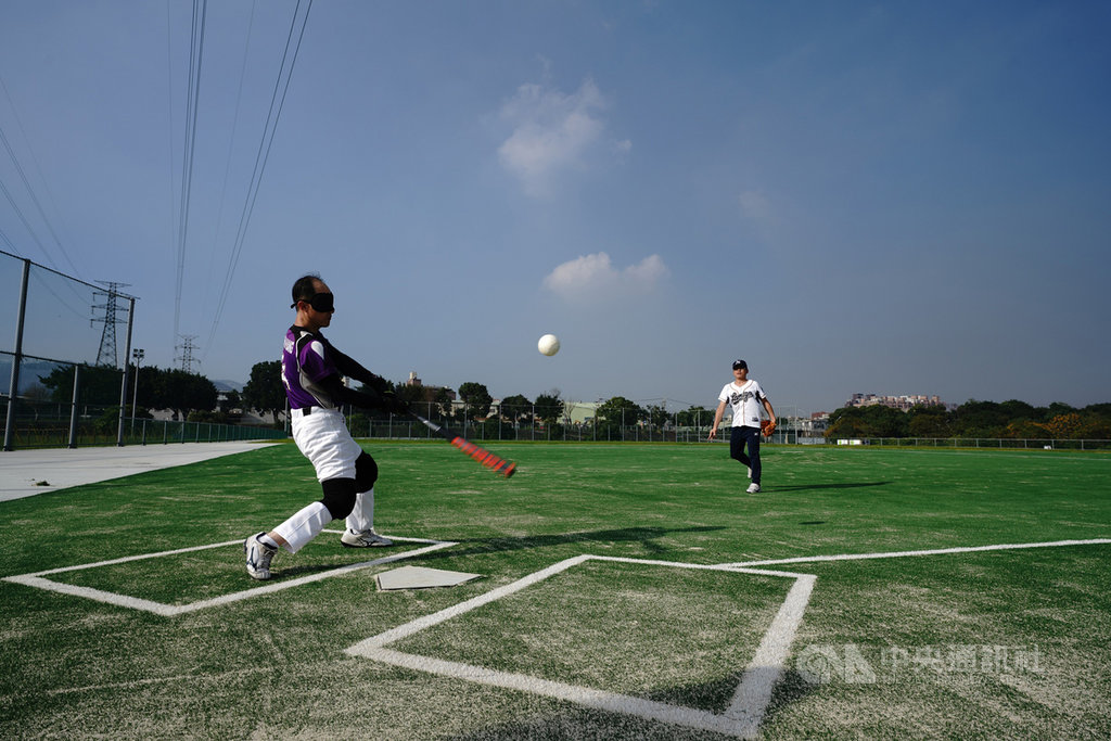 新北市樹林鹿角溪河濱公園增設全台首座身障專用棒壘球場,提供安全的競技環境、特殊教育的教學場地,讓身心障礙者勇敢逐夢,將於22日啟用。(新北市府水利局提供)中央社記者黃旭昇新北傳真 109年11月21日