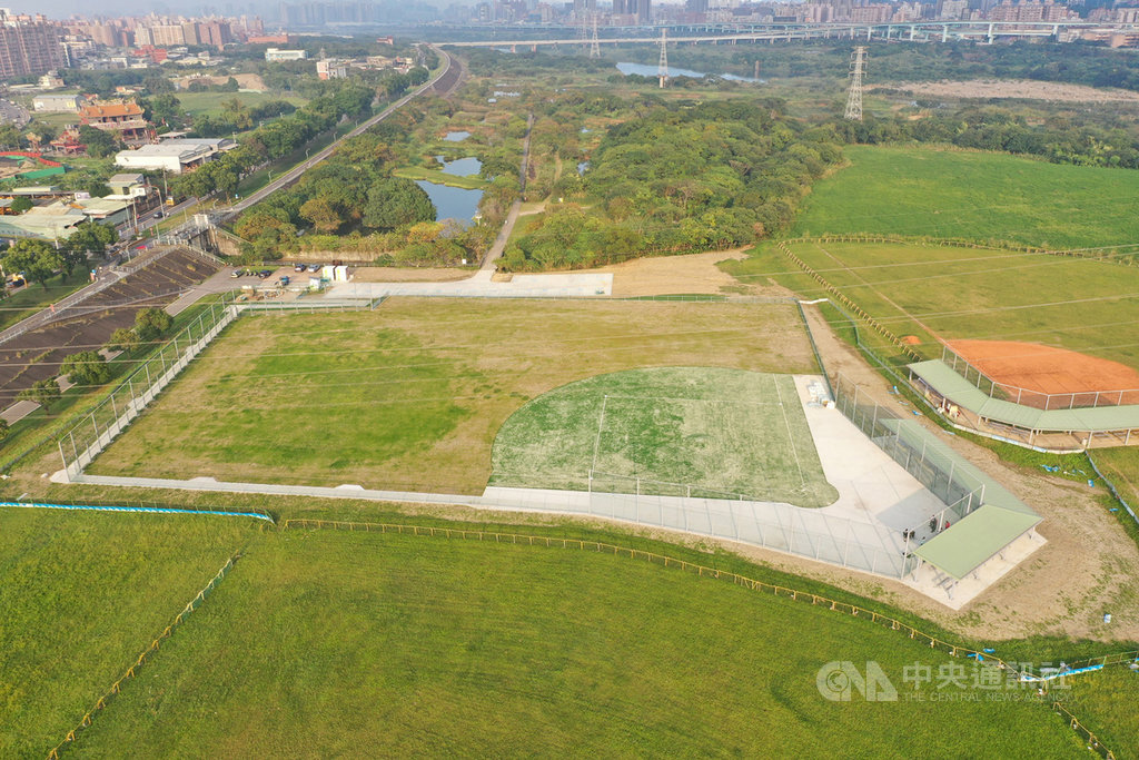 新北市政府水利局21日表示,鹿角溪身障棒壘球場位於鹿角溪人工溼地旁,將於22日啟用,專用球場專為身障球友與教學、比賽、練習特殊設計。(新北市府水利局提供)中央社記者黃旭昇新北傳真 109年11月21日