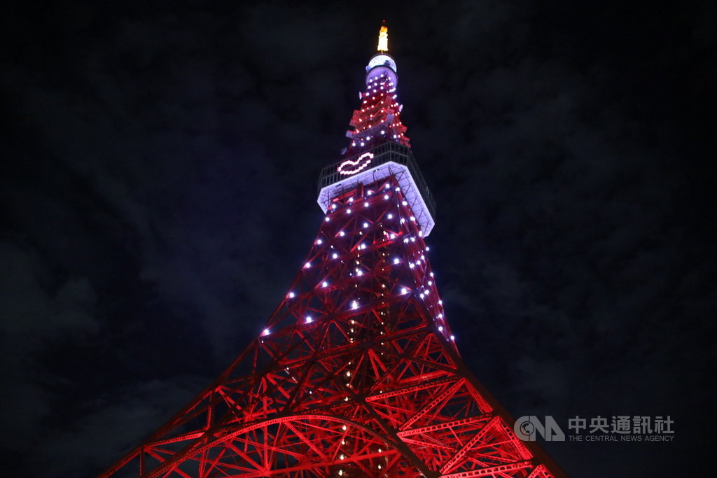 日本20日新增武漢肺炎確診病例2425例,創單日新高紀錄。東京都20日單日新增522例,連續兩天單日逾500例。東京疫情擴大,東京鐵塔20日施以特殊鑽紗光雕愛心點燈,但遊客稀少。中央社記者楊明珠東京攝 109年11月20日
