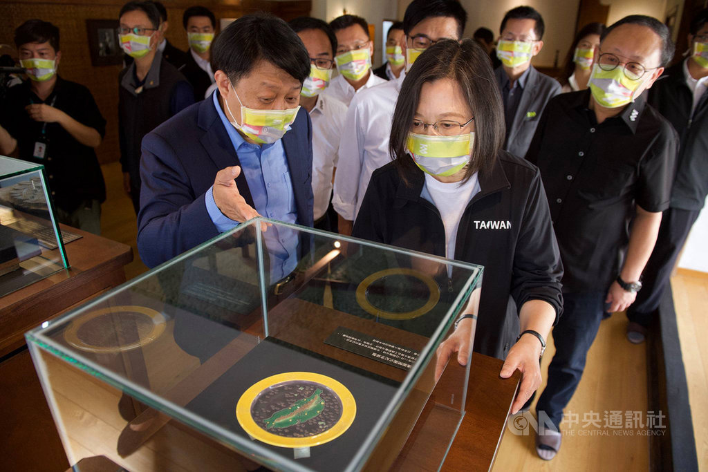 總統蔡英文(前右)21日南下高雄參訪有80年歷史的日式建築逍遙園,了解園區10多年艱辛修復重生歷程。(高雄市文化局提供)中央社記者侯文婷傳真 109年11月21日
