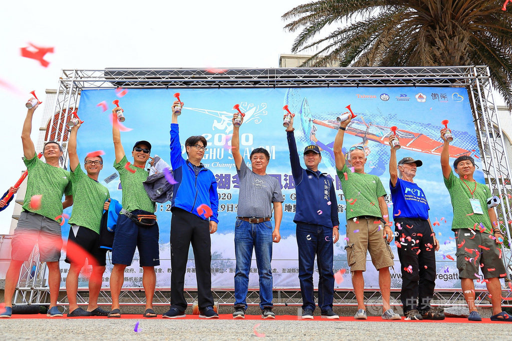 2020澎湖冬季風浪板公開賽21日舉行,由身兼中華民國帆船協會理事長的澎湖縣議會副議長陳雙全(中)等人共同鳴笛。(澎湖縣帆船協會提供)中央社 109年11月21日
