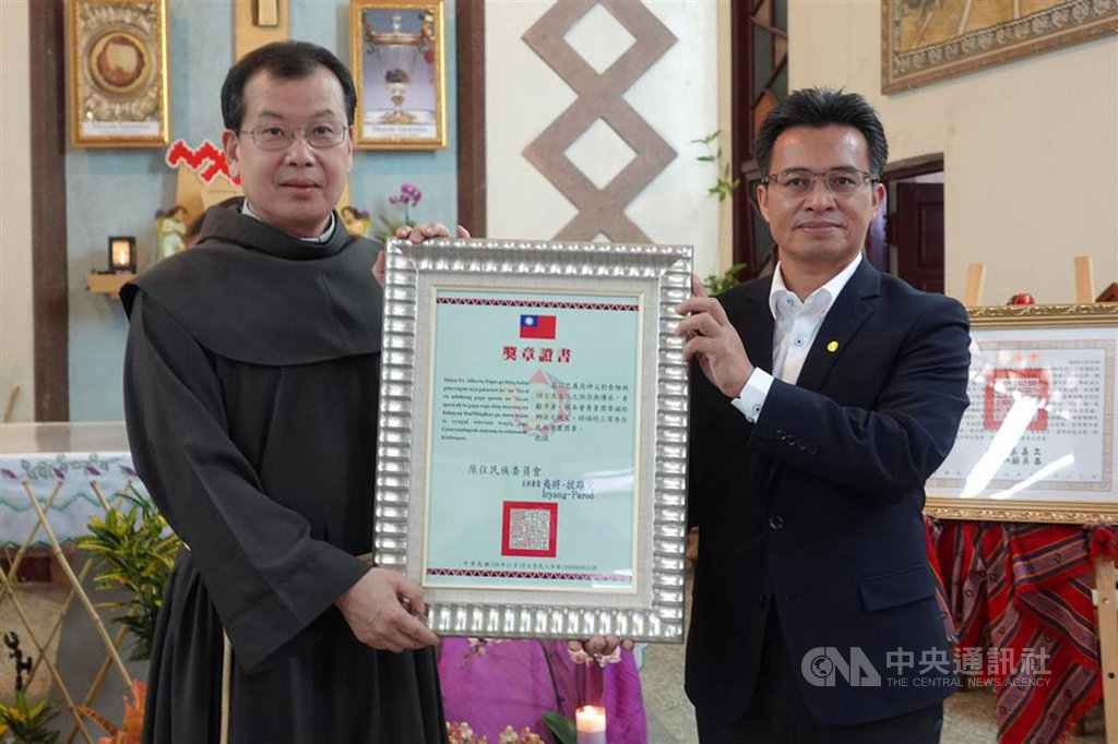 為表彰巴義慈神父對泰雅族語言文化保存與發展重大貢獻,原民會副主委谷縱.喀勒芳安(右)21日代表原民會主委夷將.拔路兒追頒三等原住民族專業獎章,並由所屬天主教方濟會中華會省會長禹成勳(左)代為受領。(原民會提供)中央社記者吳欣紜傳真 109年11月21日