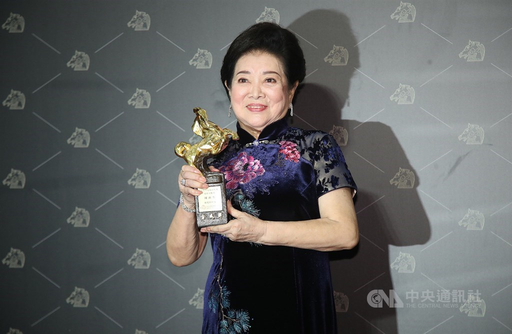 第57屆金馬獎21日晚間在台北國父紀念館盛大頒獎,電影「親愛的房客」資深演員陳淑芳獲得最佳女配角獎,她在後台開心拿著獎座留影。中央社記者張新偉攝 109年11月21日