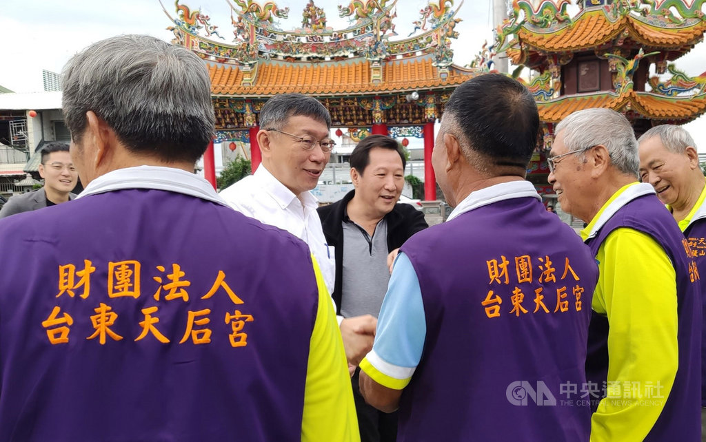 台北市長柯文哲(右5)21日到台東拜訪前台東縣長吳俊立(右4),並在吳俊立的安排下和地方人士會面。中央社記者盧太城台東攝 109年11月21日