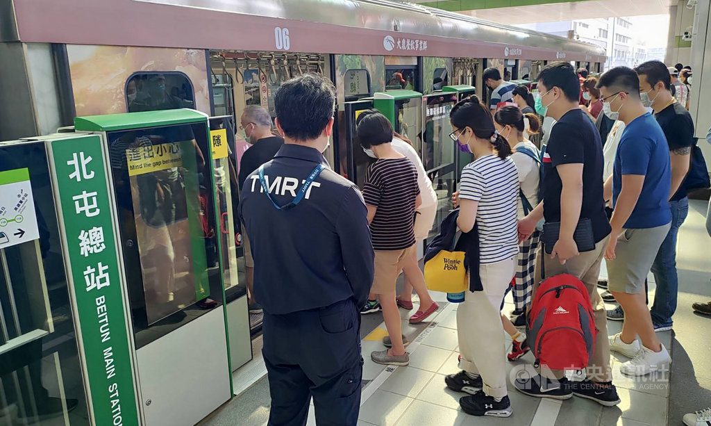 台中捷運綠線試營運16日起試營運,21日適逢第一個週末假日,各站一早就湧現大批旅客。(台中市政府提供)中央社記者趙麗妍傳真 109年11月21日