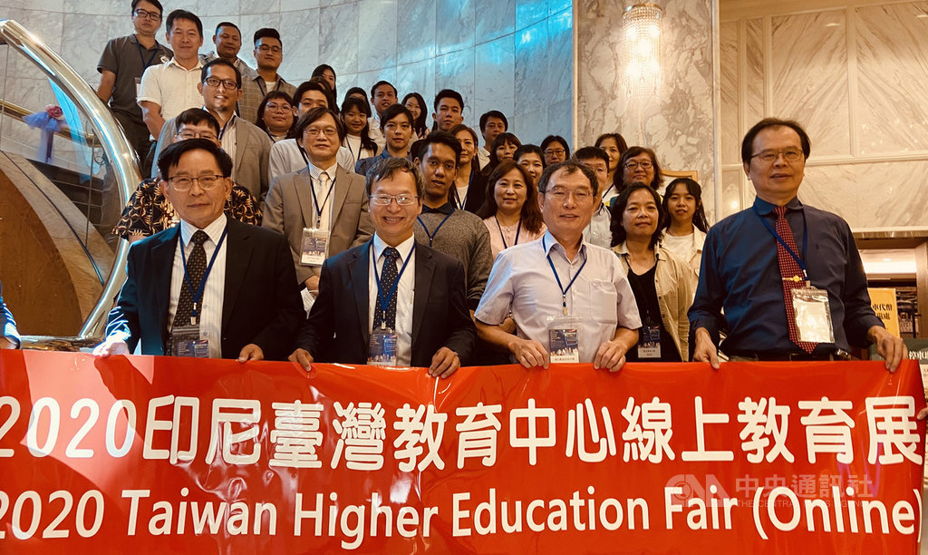 駐印尼代表處教育組與台灣亞洲大學合辦理線上台灣高等教育展,這次有41所台灣大專院校參展,預計吸引3萬名印尼學生觀展。(中華民國駐印尼代表處提供)中央社記者石秀娟雅加達傳真 109年11月21日