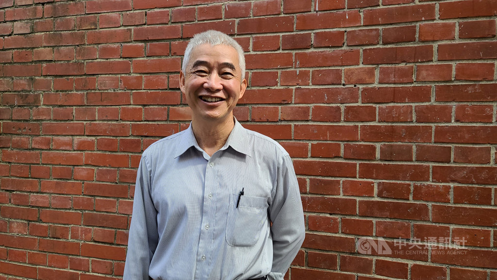 前交通部長賀陳旦時常投書媒體暢談社會議題,現在也維持每週一次到各大圖書館「禮拜」的習慣。中央社記者江明晏攝 109年11月21日