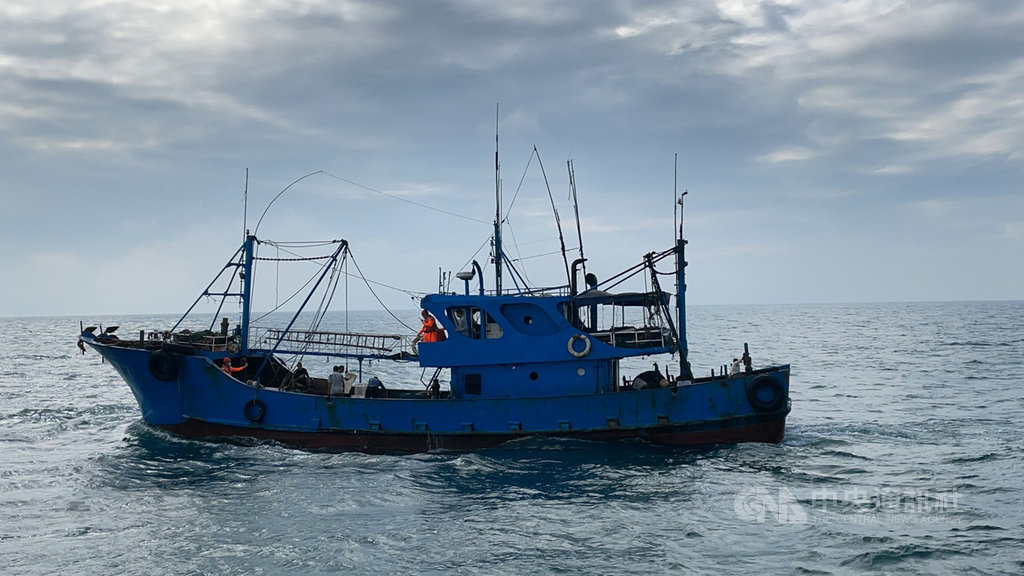 一艘中國福建籍漁船20日越界捕魚,台中海巡隊攔檢押返扣留。(民眾提供)中央社記者趙麗妍傳真 109年11月21日