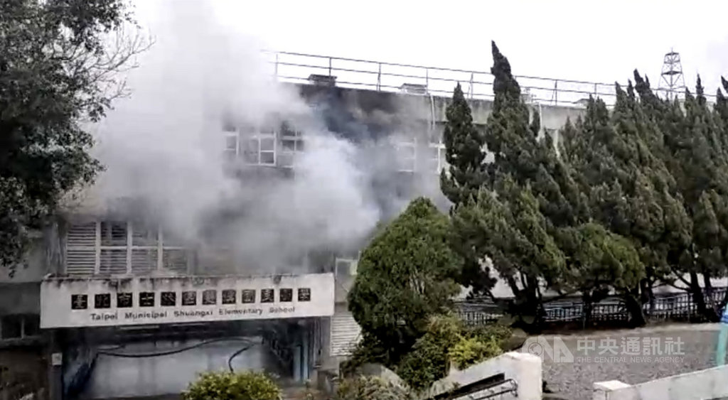 台北市雙溪國小2樓教室21日上午發生火警,警消獲報後立即出動人車到場救援,火勢20分鐘內撲滅,教室內部無人、未有人員受傷。(翻攝畫面)中央社記者劉建邦傳真 109年11月21日
