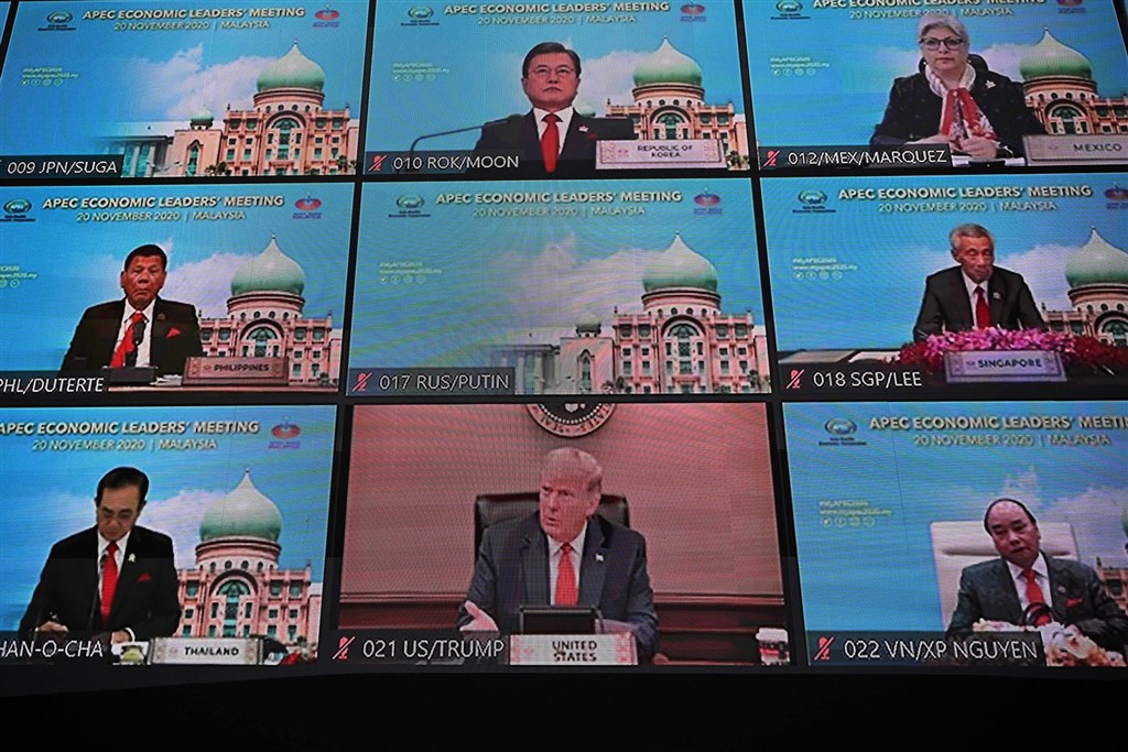 APEC領袖峰會20日首度以視訊方式進行,美國總統川普(中下)、中國國家主席習近平等領袖與會。(法新社)