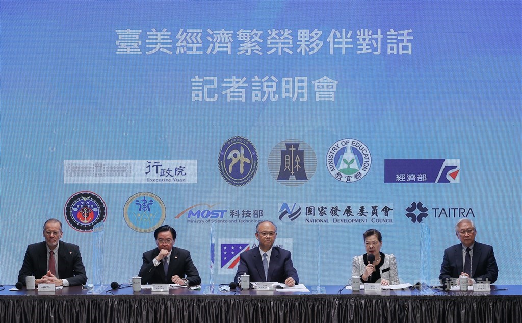 外交部21日上午舉行「台美經濟繁榮夥伴對話記者說明會」,美國在台協會台北辦事處長酈英傑(Brent Christensen)(左起)、外交部長吳釗燮、行政院政務委員鄧振中、經濟部長王美花、科技部長吳政忠出席。中央社記者謝佳璋攝 109年11月21日