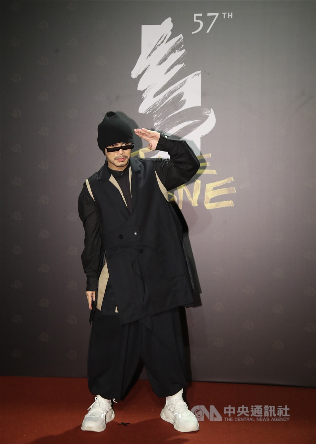 藝人黃明志執導電影「你是豬」,並入圍本屆原創電影歌曲,開心登上金馬57星光紅毯。中央社記者張新偉攝 109年11月21日