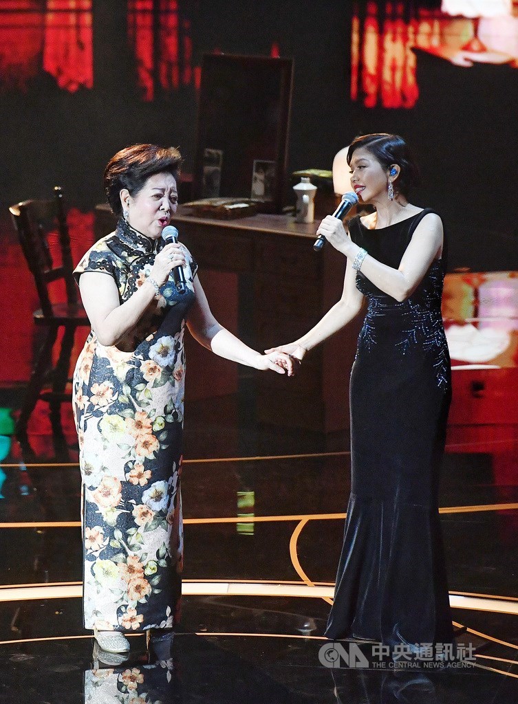 演員陳淑芳(左)攜手于子育(琇琴)(右),21日晚間一起在第57屆金馬獎頒獎典禮登台獻唱,詮釋電影「孤味」主題曲。中央社記者鄭清元攝 109年11月21日