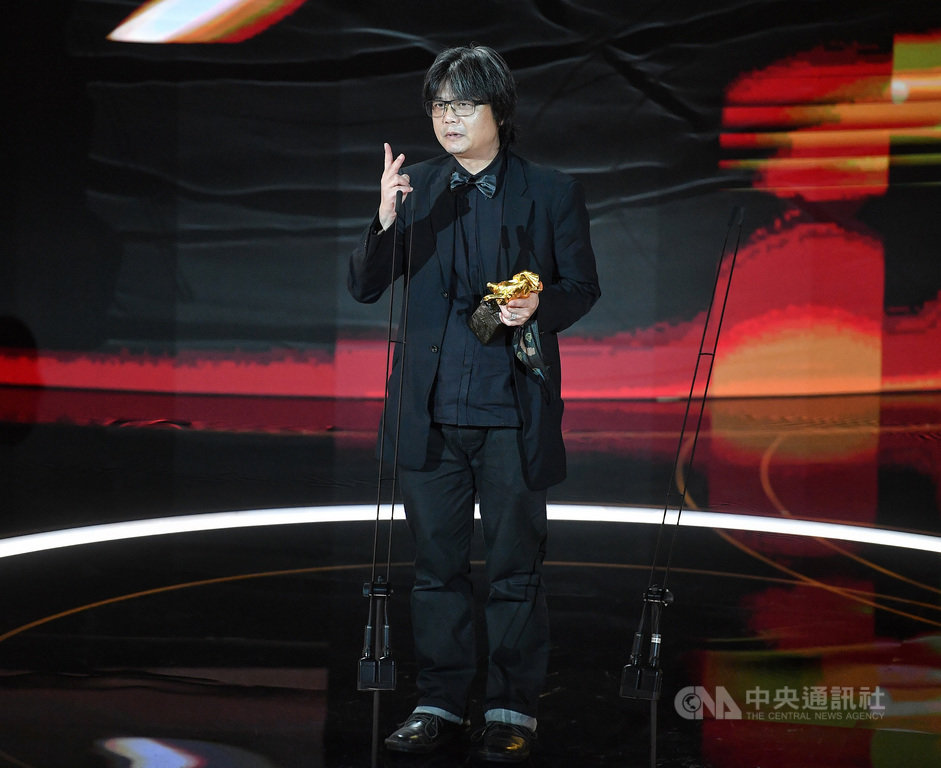 第57屆金馬獎頒獎典禮21日晚間在台北舉行,最佳攝影由姚宏易以電影「刻在你心底的名字」奪得。中央社記者鄭清元攝 109年11月21日