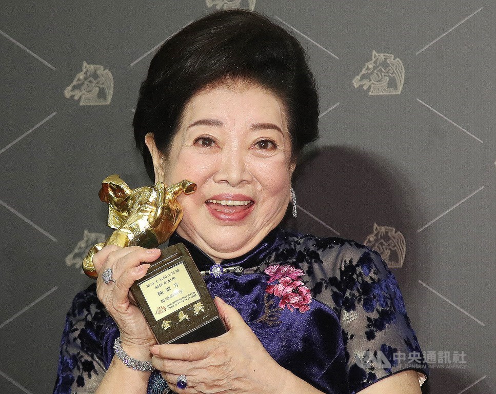第57屆金馬獎頒獎典禮21日晚間在台北國父紀念館盛大舉行,最佳女配角獎由電影「親愛的房客」資深演員陳淑芳拿下。中央社記者張新偉攝 109年11月21日