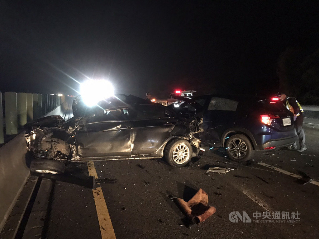 國道3號北上苑裡路段21日深夜發生4部轎車碰撞事故,國道警方調查,疑為其中一車與其他車輛有行車糾紛,追逐時不慎釀禍,詳情調查釐清中。(民眾提供)中央社記者魯鋼駿傳真 109年11月22日
