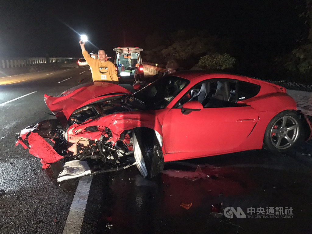 國道3號北上苑裡路段21日深夜發生4部轎車碰撞事故,共造成7人輕微擦挫傷,原因待調查。(民眾提供)中央社記者魯鋼駿傳真 109年11月22日