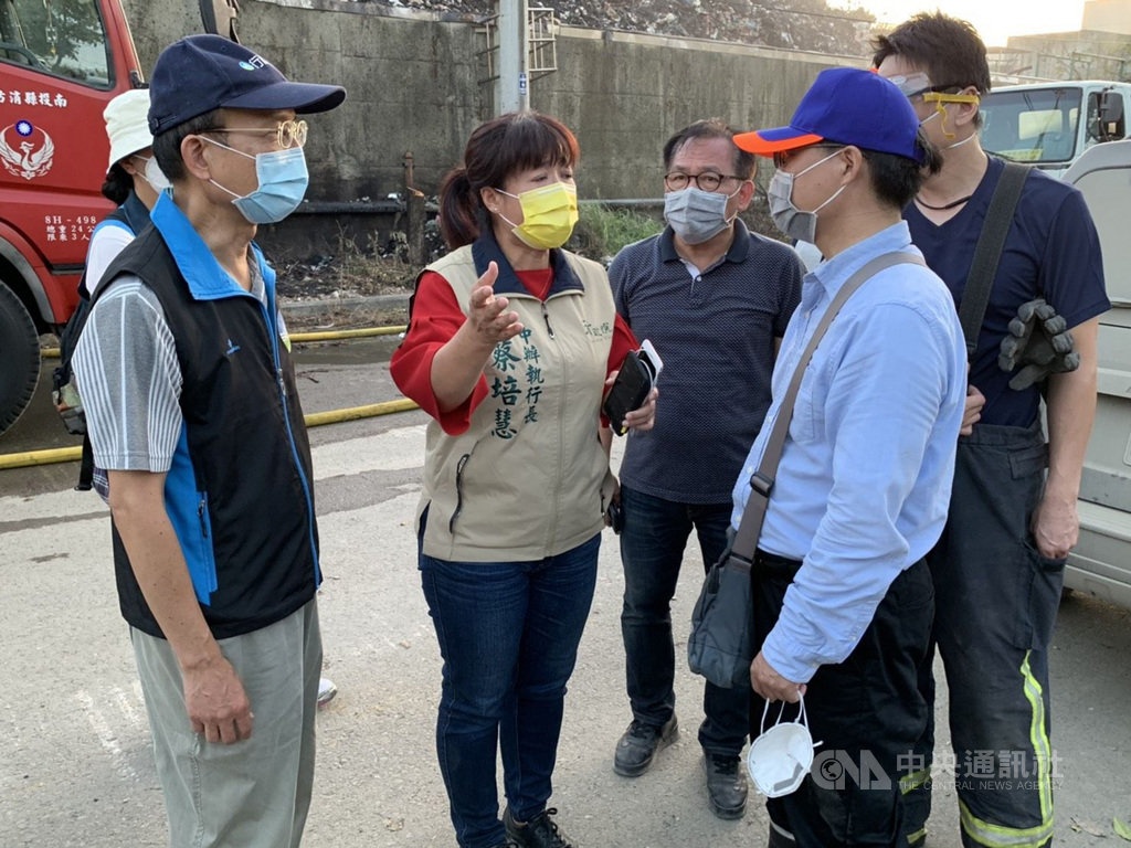 南投縣草屯鎮垃圾場火警,行政院中部聯合服務中心執行長蔡培慧(前左2)連日到場,協調水利署、消防署、環保署、南投縣消防局、草屯鎮公所等相關單位。(蔡培慧提供)中央社記者蕭博陽南投縣傳真 109年11月22日