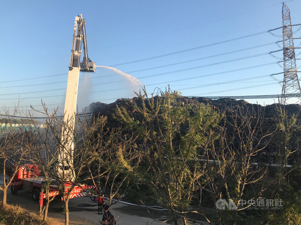 南投縣草屯鎮垃圾場火警明火已滅,22日下午白煙減少許多,為防止復燃,人員持續留守並噴水降溫。(蔡培慧提供)中央社記者蕭博陽南投縣傳真 109年11月22日