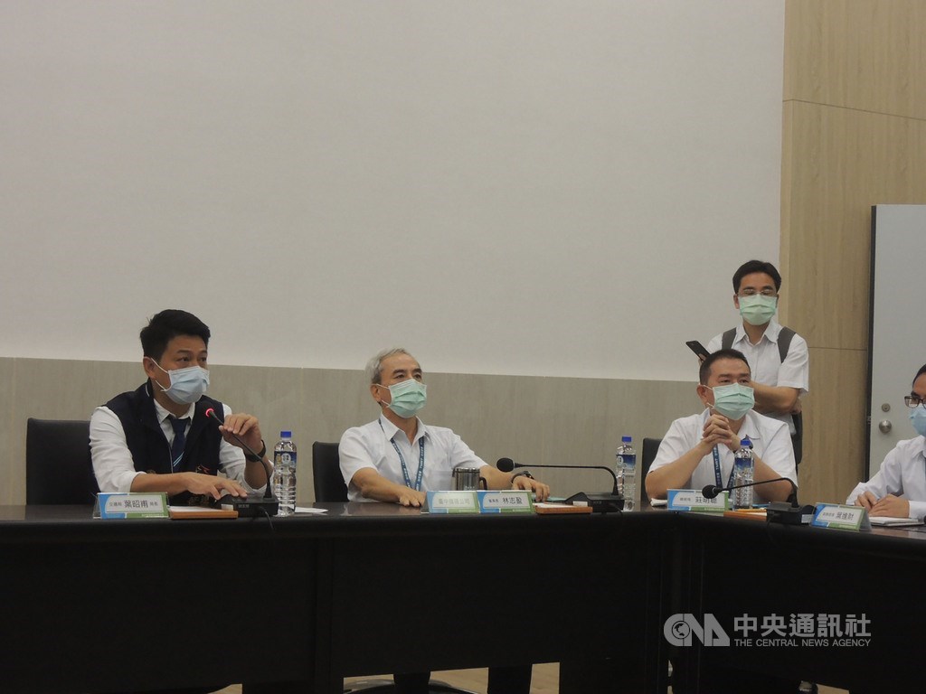 台中捷運綠線21日因為1列班車故障,22日起暫停試營運,台中市交通局長葉昭甫(左)召開記者會表示,排除故障原因後即恢復試營運,12月19日通車日期目前不更動。中央社記者郝雪卿攝 109年11月22日