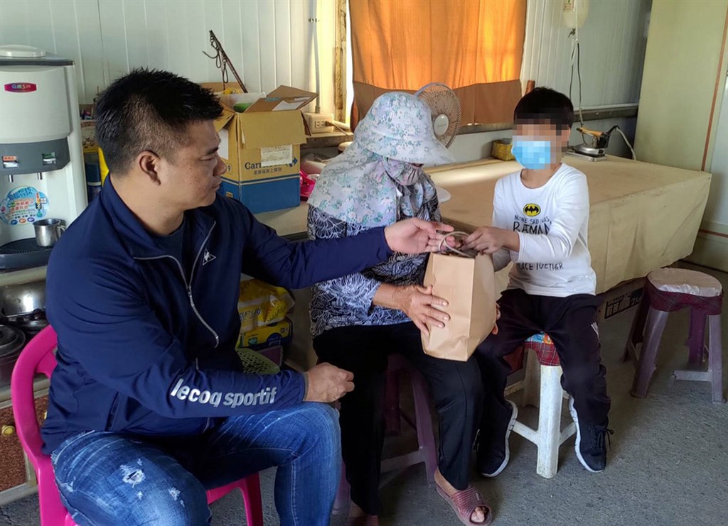 雲林縣台西鄉一名小五男童與家人相依為命,住家因殘破不堪,日前寫信向村長求助,已獲得修繕。企業家林揚竣(左)22日前往拜訪男童一家人,表達願意支付男童到高中的學費。(民眾提供)中央社記者黃國芳傳真 109年11月22日
