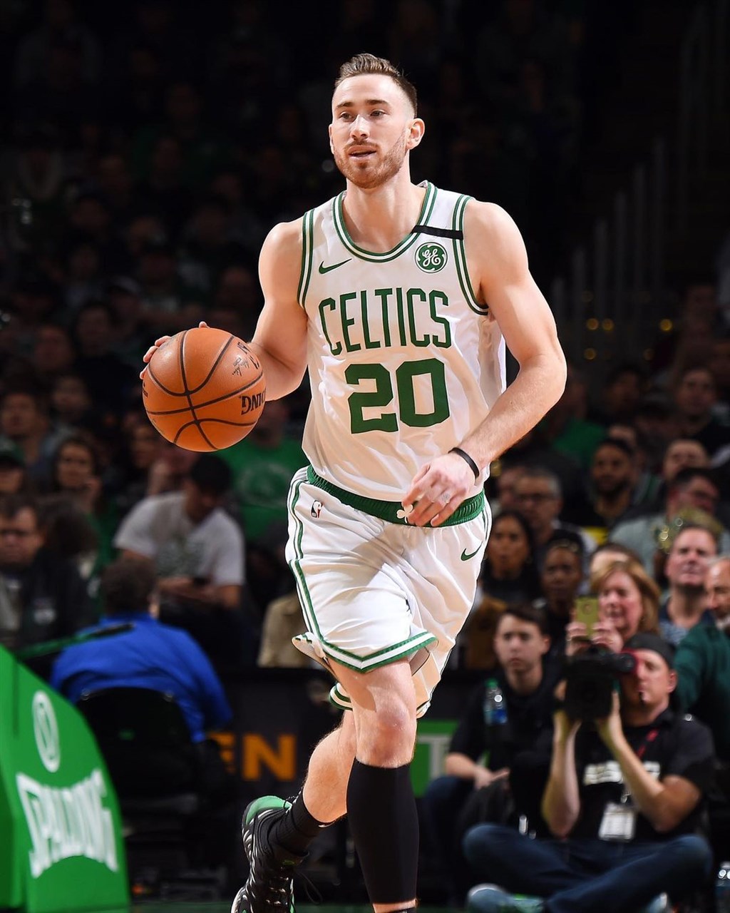 NBA球星海沃德(中)將揮別傷心地波士頓,以4年1.2億美元加入夏洛特黃蜂。(圖取自instagram.com/gordonhayward)