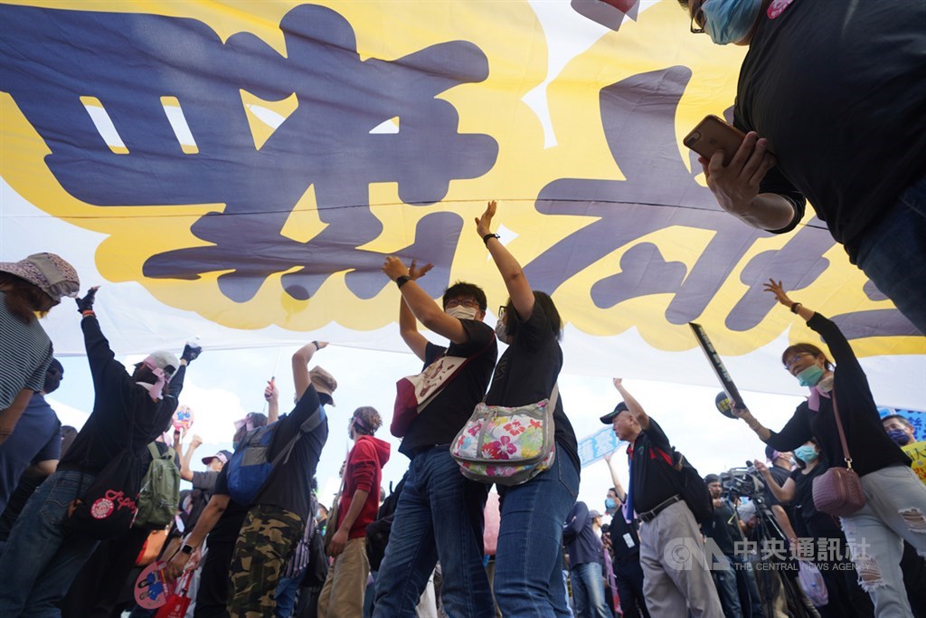 秋鬥遊行22日下午登場,參與民眾在主辦單位號召下,在凱達格蘭大道高舉布條抗議,反對政府將進口含萊克多巴胺豬肉。中央社記者徐肇昌攝 109年11月22日