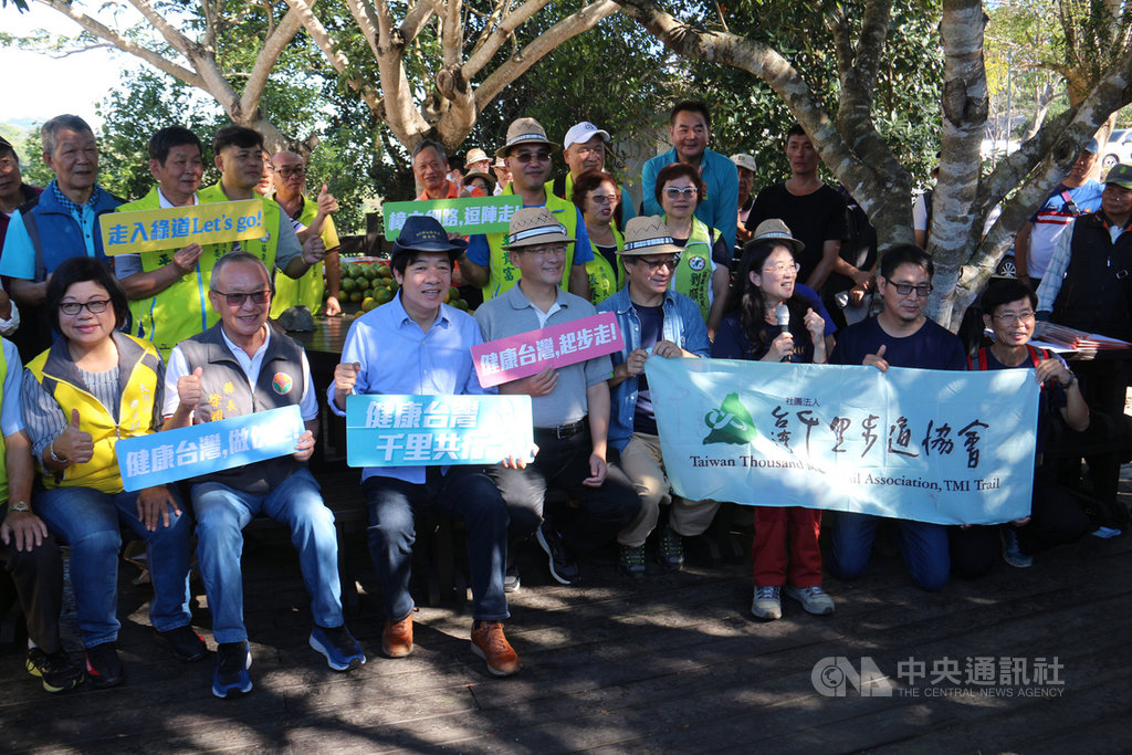 副總統賴清德(前左3)22日在客委會主委楊長鎮(前左4)、苗栗縣長徐耀昌(前左2)等人陪同下,前往苗栗縣大湖鄉樟之細路老官道健行,呼籲民眾多走出戶外,打造健康台灣。中央社記者魯鋼駿攝 109年11月22日