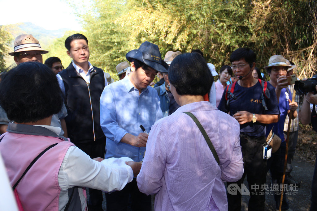 副總統賴清德(中,戴帽者)22日前往苗栗縣大湖鄉樟之細路老官道健行,呼籲民眾多走出戶外,打造健康台灣。中央社記者魯鋼駿攝 109年11月22日