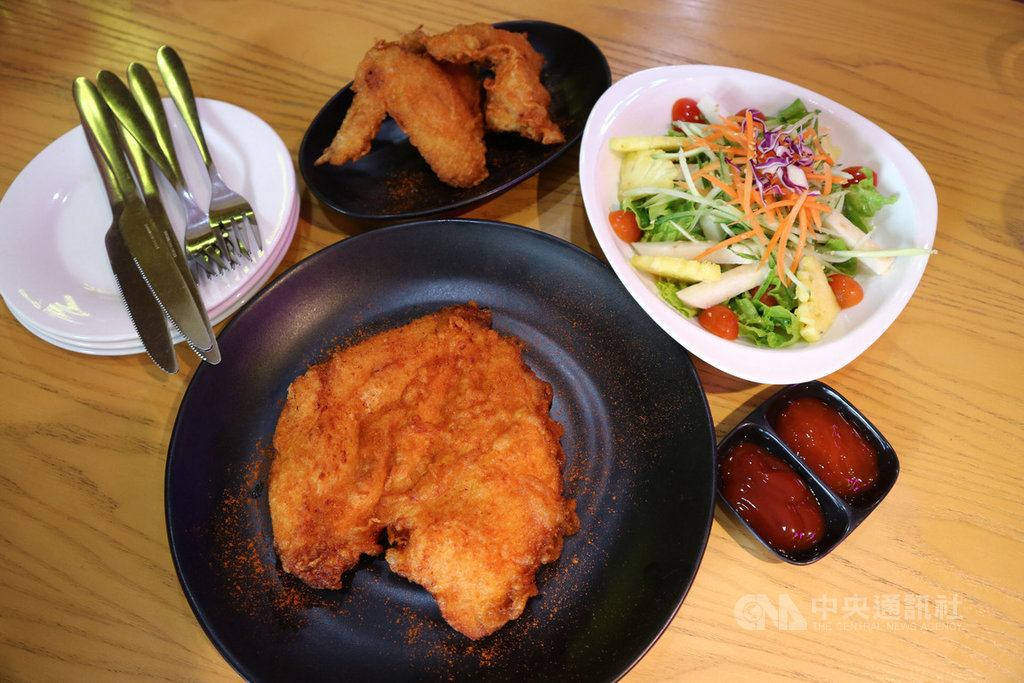越南人的飲食習慣和台灣不太一樣,因不喜歡食物沾手,所以吃雞排要用刀叉,也喜歡沾醬配生菜吃。中央社記者陳家倫河內攝 109年11月22日