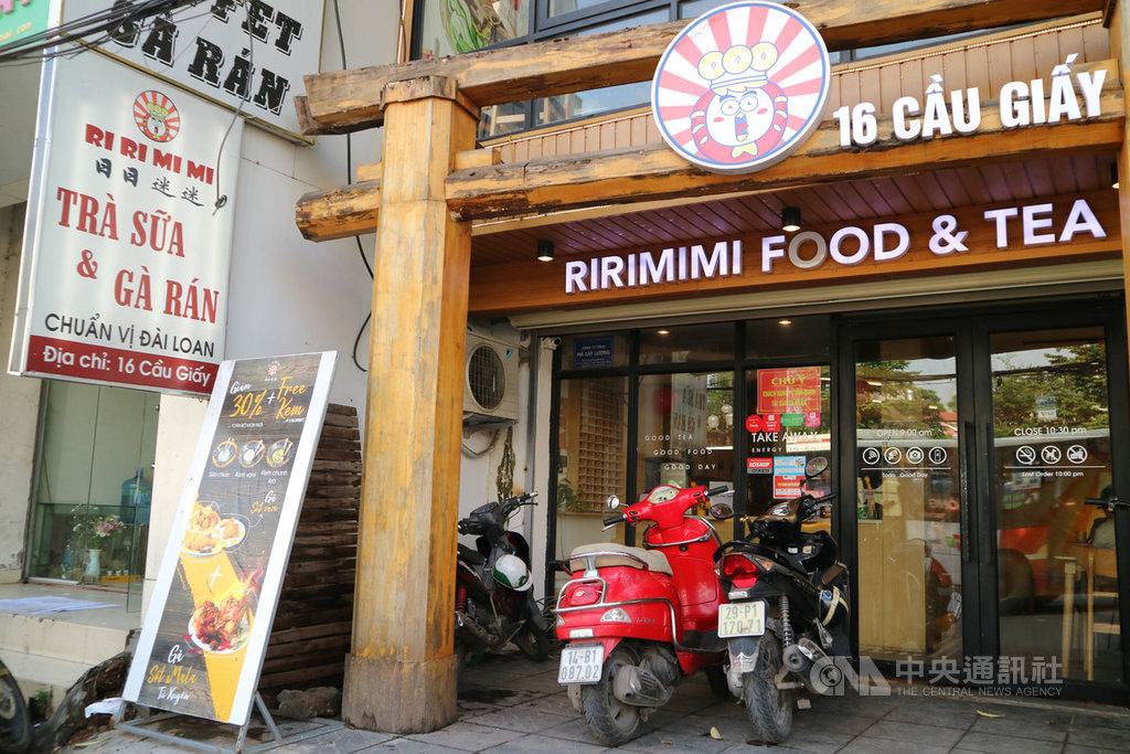 阮德良鎖定愛嘗鮮的學生、上班族,在河內市區開雞排店。招牌上特別強調Chuẩn Vị Đài Loan(正宗台灣),不只堅持雞排的口感,還希望吃的文化也同於台灣。中央社記者陳家倫河內攝 109年11月22日