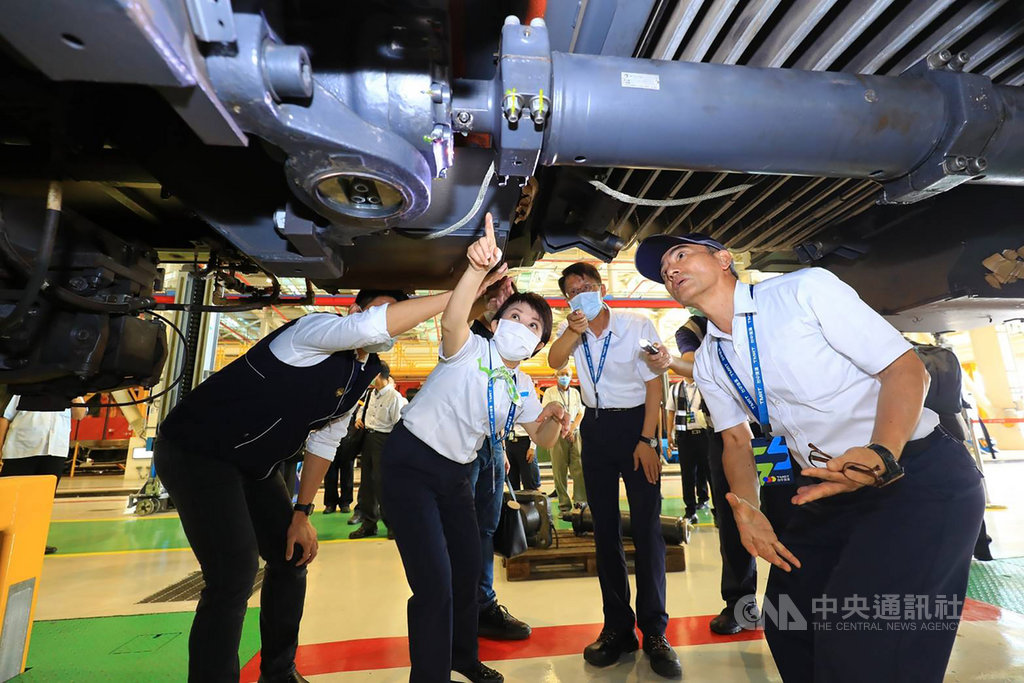 台中捷運綠線列車連接器出現異常,22日起暫停試營運進行檢修,市長盧秀燕(左2)也到中捷公司視察列車了解故障原因。(台中市政府提供)中央社記者郝雪卿傳真 109年11月22日