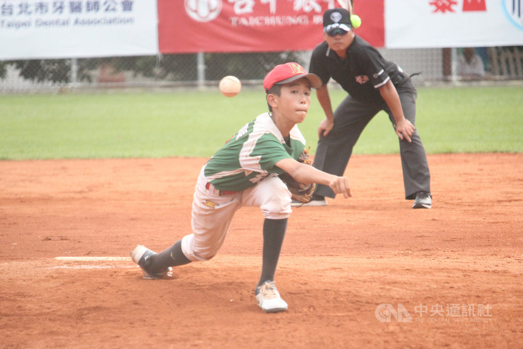 關懷盃棒球賽少棒組冠軍戰,台東縣紅葉國小22日以12比9擊敗高雄市桃源國小,側投陳拓呈(圖)後援4局成功止血,助隊奪下隊史關懷盃首座冠軍。中央社記者楊啟芳攝 109年11月22日